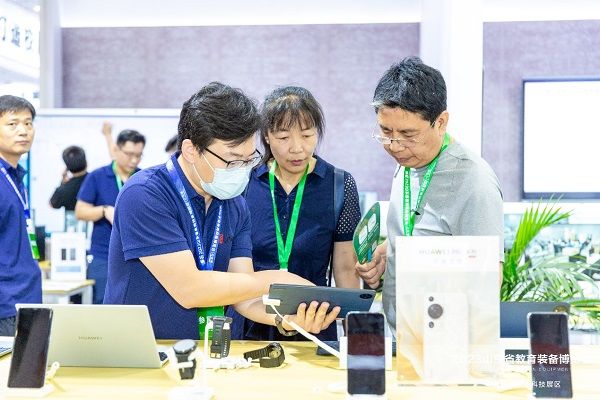 科技助力創(chuàng)新,裝備賦能教育,華為終端商用亮相2023山東教育裝備展
